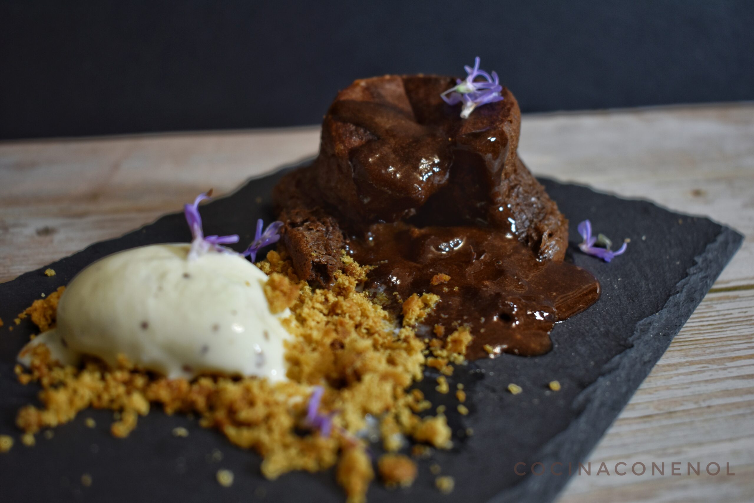 coulant de chocolate con helado de mascarpone y vainilla